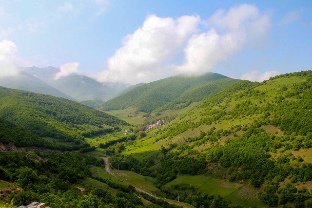 آبرسانی سیار به باغات اهر برای جلوگیری از خشک شدن درختان