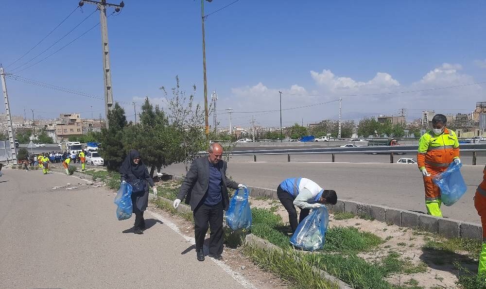 اتوبان کسایی تبریز از زباله‌های پلاستیکی پاکسازی شد