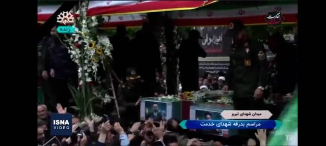 عبور پیکر شهدای خدمت از میان خیل انبوهی از مردم تبریز