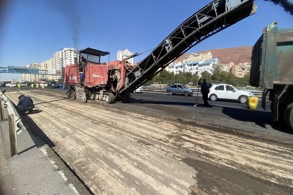 آغاز عملیات نوسازی آسفالت ضلع جنوبی اتوبان پاسداران – میدان فهمیده